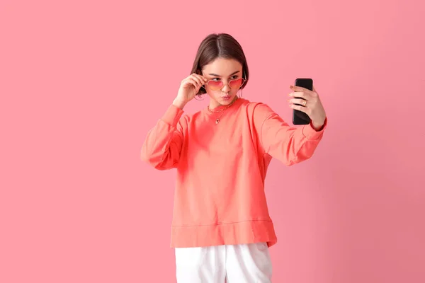 Hermosa Mujer Joven Tomando Selfie Sobre Fondo Rosa — Foto de Stock