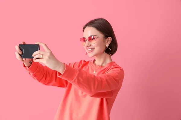 Hermosa Mujer Joven Tomando Selfie Sobre Fondo Rosa — Foto de Stock