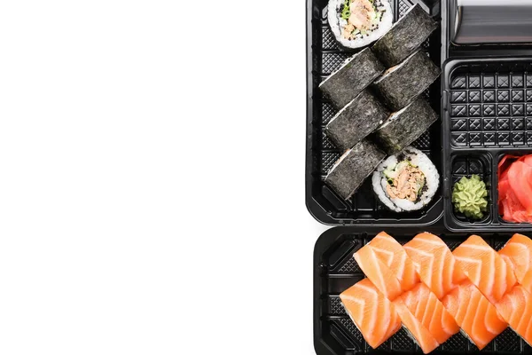配上美味的白底寿司卷 — 图库照片