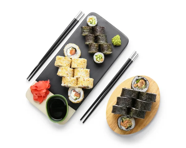 Deliziosi Rotoli Sushi Sfondo Bianco — Foto Stock