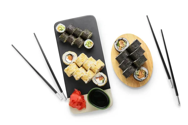 在白色背景上的美味寿司卷 — 图库照片
