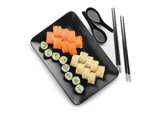 Placa Con Deliciosos Rollos Sushi Sobre Fondo Blanco —  Fotos de Stock