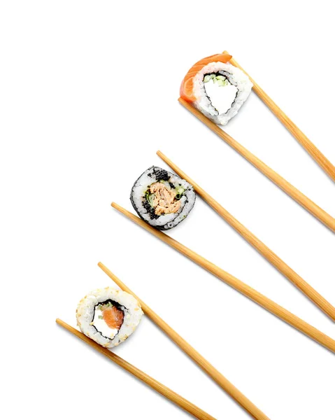 Stäbchen Mit Leckeren Sushi Rollen Auf Weißem Hintergrund — Stockfoto