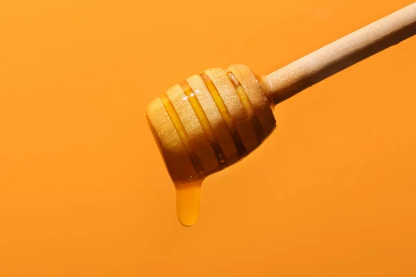 Sweet Honey Dripping Dipper Color Background — Stock Photo, Image