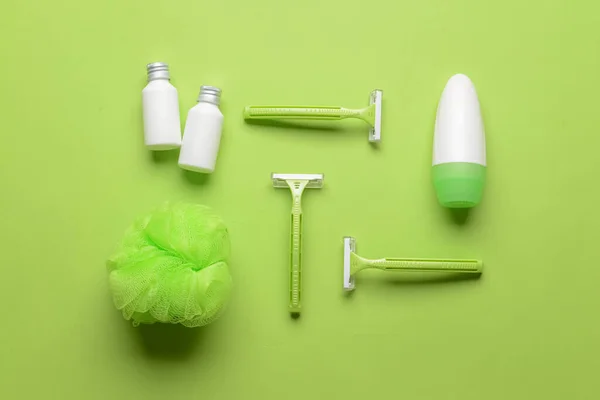 Żyletki Gąbki Produkty Kosmetyczne Zielonym Tle — Zdjęcie stockowe