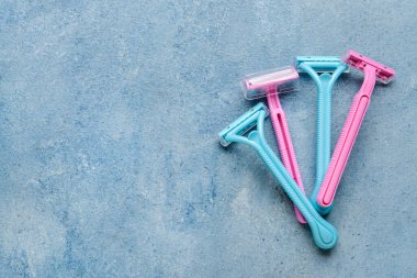 Renk arkaplanında farklı güvenlik jiletleri