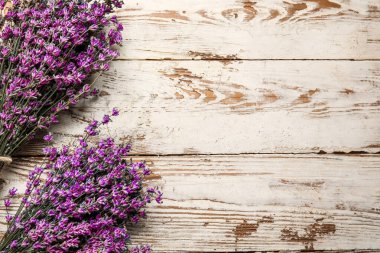 Hafif ahşap zemin üzerinde lavanta çiçekleri, yakın plan