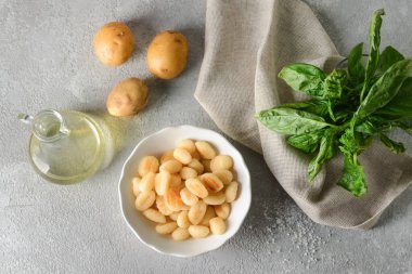 Lezzetli gnocchi ve hafif arka planda patatesli kase.