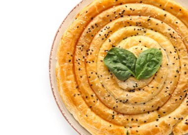 Beyaz arka planda lezzetli ıspanaklı turta, yakın plan.