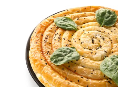 Beyaz arka planda lezzetli ıspanaklı turta, yakın plan.