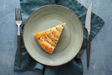 Renkli arkaplanda bir dilim lezzetli ıspanaklı turta.