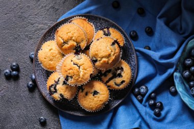 Lezzetli yaban mersinli kek ve böğürtlenli kompozisyon koyu arka planda