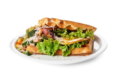 Beyaz arka planda domuz pastırması ve sebzeli leziz Belçika waffle 'ları.