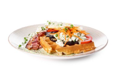 Beyaz arka planda pastırmalı ve sebzeli lezzetli Belçika waffle 'ı.