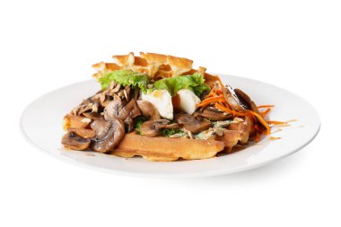 Beyaz arka planda yumurta ve sebzeli leziz Belçika waffle 'ları.