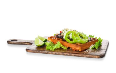 Beyaz arka planda sebzeli lezzetli Belçika waffle 'ı.