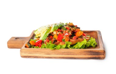 Lezzetli Belçika waffle 'ı ve beyaz arka planda sebzeli pano