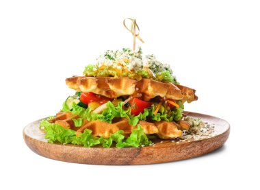 Beyaz arka planda sebzeli lezzetli Belçika waffleları