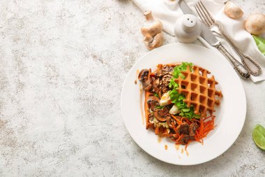 Beyaz arka planda sebzeli lezzetli Belçika waffleları