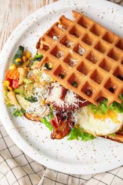 Yumurtalı, pastırmalı ve sebzeli leziz Belçika waffle 'ları.