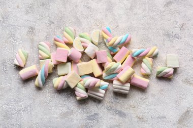 Hafif arka planda tatlı kıvrımlı şekerlemeler