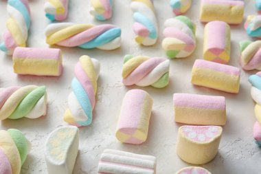 Işık arkaplanındaki farklı pastiller, yakın plan.