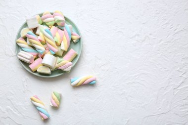 Açık arkaplanda tatlı renkli şekerleme tabağı