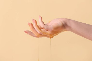 Arkaplanda bal olan kadın eli, yakın plan