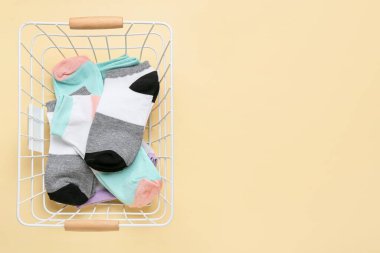 Arka planda farklı çoraplar