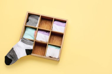 Renk arkaplanında farklı çorapları olan ahşap düzenleyici