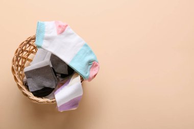 Arka planda farklı çoraplar olan sepet