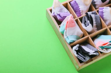 Yeşil arka planda farklı çoraplara sahip organizatör, yakın plan