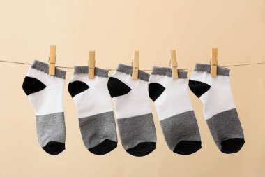 İpe asılmış bir sürü çorap renk arkaplanı, yakın plan