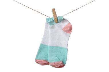 Çamaşır ipinde asılı bir çift çorap beyaz arka planda