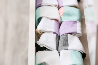 Farklı çoraplarla açık çekmece, yakın plan.