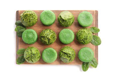 Beyaz arka planda lezzetli ıspanaklı çörekler olan ahşap tahta tahta.