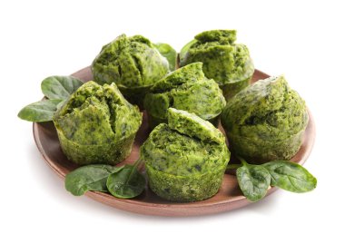 Beyaz arka planda lezzetli ıspanaklı kek tabağı.