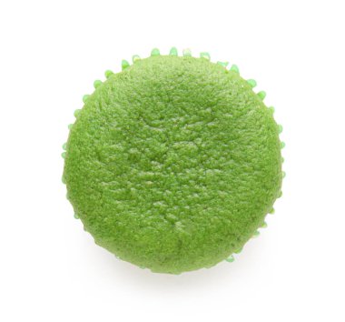 Beyaz arka planda lezzetli ıspanaklı kek.