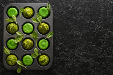 Koyu arkaplanda lezzetli ıspanaklı kek konservesi.