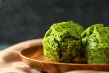 Masada lezzetli ıspanaklı kek tabağı, yakın plan.