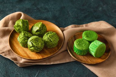 Koyu arkaplanda lezzetli ıspanaklı kekler.