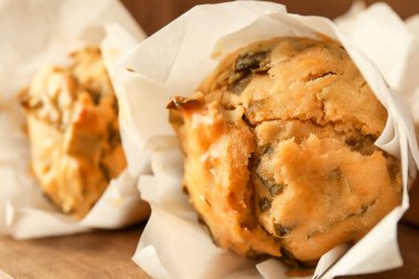 Lezzetli ıspanaklı kekler masada, yakın plan.