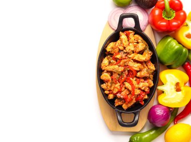 Lezzetli geleneksel Meksika tavuğu Fajita ve beyaz arka planda sebzeli kızartma tavası.