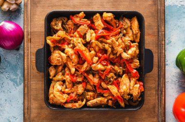 Lezzetli tavuklu kızartma tavası Fajita ve renkli sebzeler.