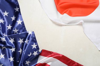 Beyaz arka planda Japonya ve ABD bayrakları