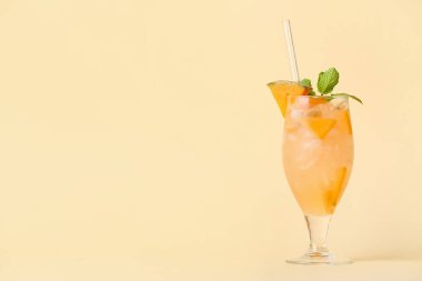 Renkli naneli soğuk kavun kokteyli.