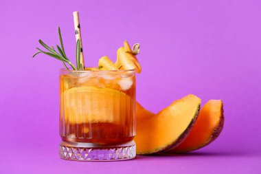Bir bardak soğuk kokteyl ve leylak kaplama kavun.