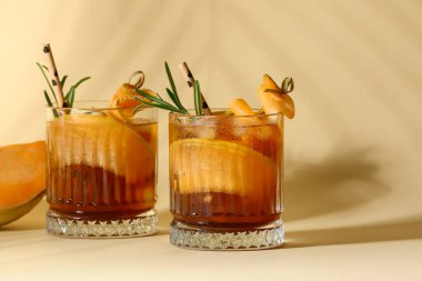 Arka planda kavun kokteyli bardakları