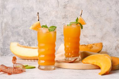 Masada soğuk kokteyl ve kavun bardakları