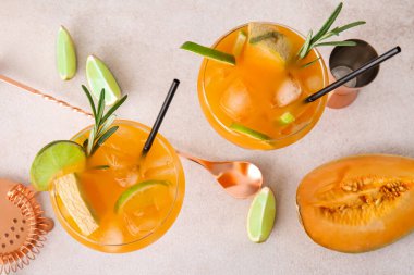 Hafif arka planda soğuk kokteyl, kavun ve limon.